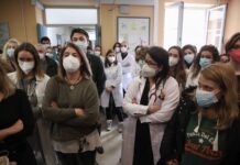 Μετά τα χειροκροτήματα στα δικαστήρια σέρνει ο Πλεύρης τους απεργούς του Παίδων Πεντέλης