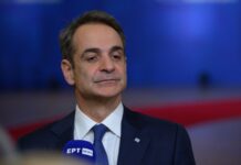 Ο Μητσοτάκης κοροϊδεύει για τον 13ο μισθό του Δημοσίους υπαλλήλους