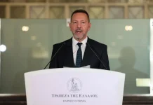 Όχι από τον Στουρνάρα στην χορήγηση 13ου και 14ου μισθού στο δημόσιο
